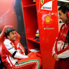 Fernando Alonso charla con Andrea Stella