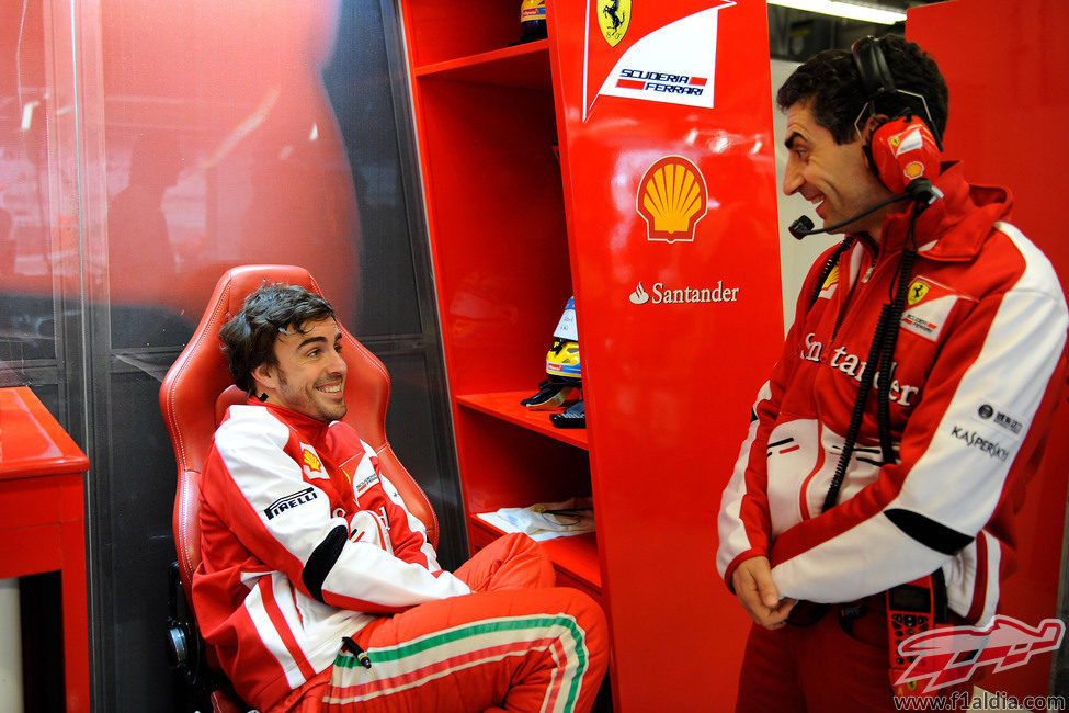 Fernando Alonso charla con Andrea Stella