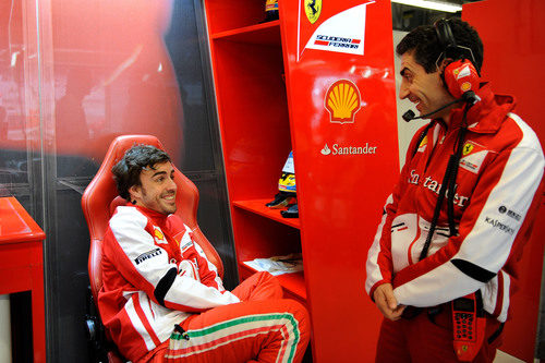 Fernando Alonso charla con Andrea Stella