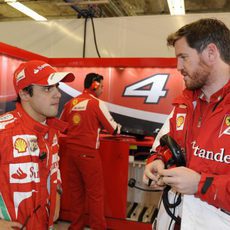 Felipe Massa charla con Rob Smedley