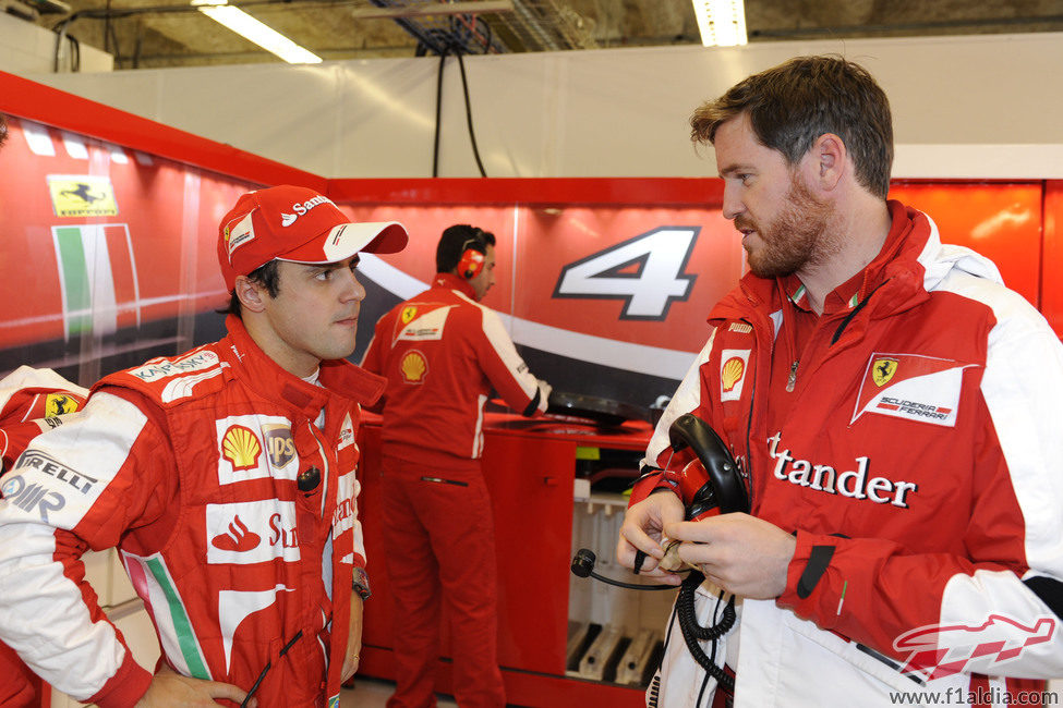 Felipe Massa charla con Rob Smedley