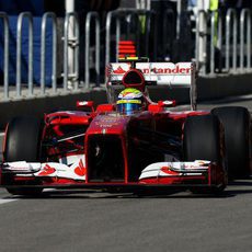 Felipe Massa pasa por la calle de boxes del COTA