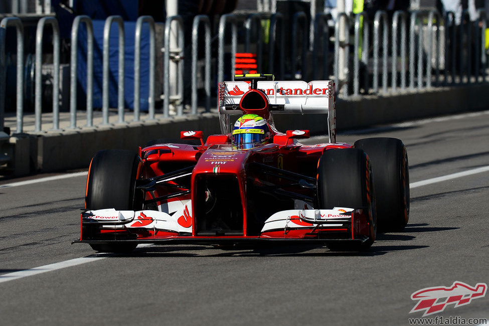 Felipe Massa pasa por la calle de boxes del COTA