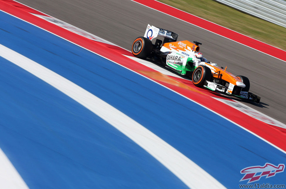 Paul di Resta supera una vuelta más en el COTA