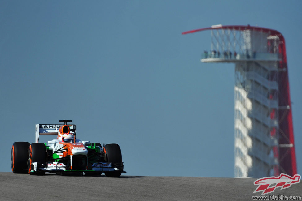 Primera curva para Paul di Resta