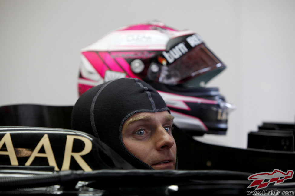 Heikki Kovalainen se sienta por primera vez en el Lotus