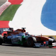 Adrian Sutil sale de una curva en el COTA