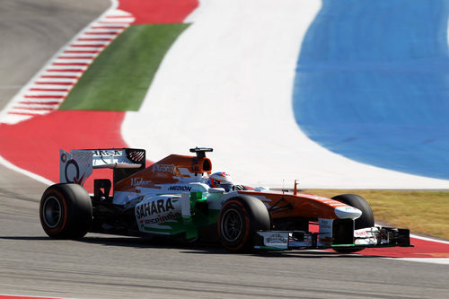 Adrian Sutil sale de una curva en el COTA