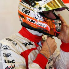 Jules Bianchi se ajusta el casco