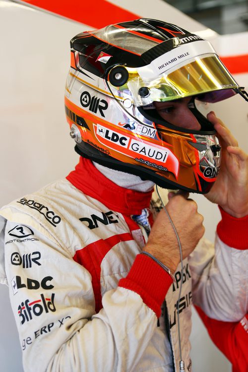 Jules Bianchi se ajusta el casco