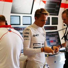 Max Chilton, en el box de Marussia