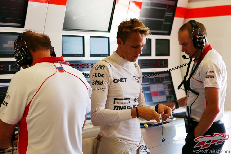 Max Chilton, en el box de Marussia