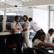 Jenson Button, en el box de McLaren