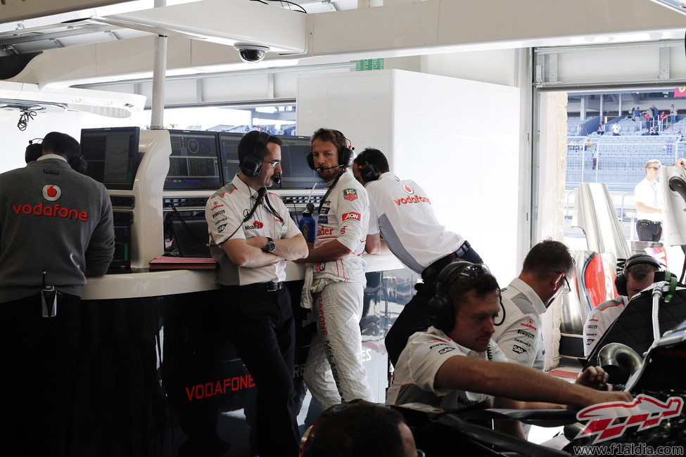 Jenson Button, en el box de McLaren