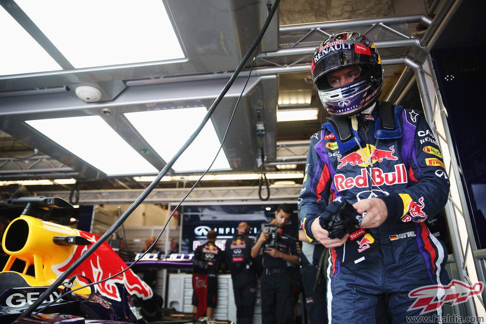 Sebastian Vettel se prepara para la clasificación