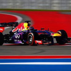 Sebastian Vettel avanza en el COTA