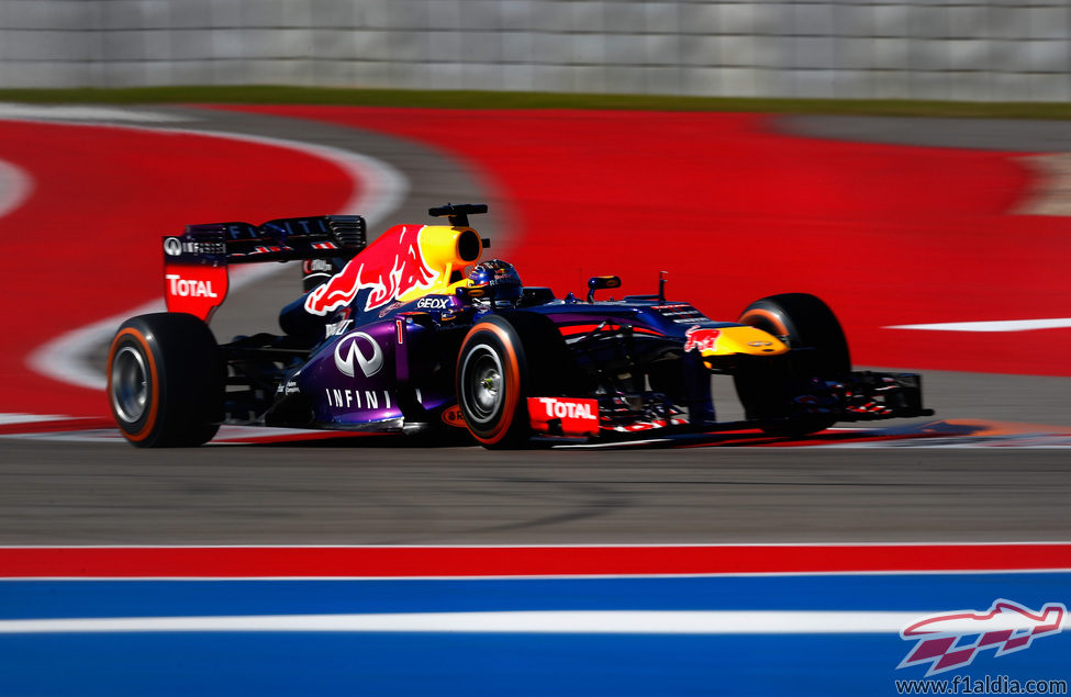 Sebastian Vettel avanza en el COTA