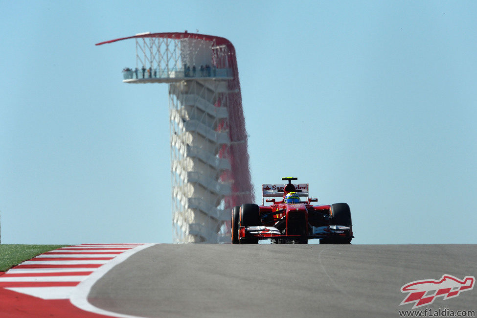 Felipe Massa completa los primeros metros en el COTA