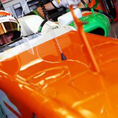 Adrian Sutil espera en boxes su turno