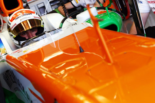 Adrian Sutil espera en boxes su turno