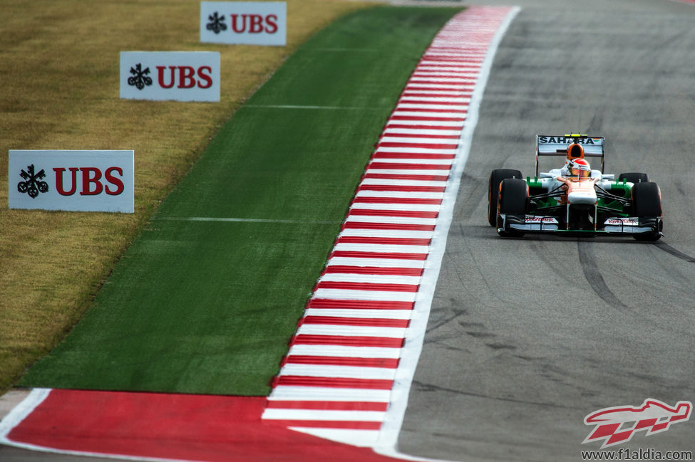 Adrian Sutil llega a una curva en el COTA