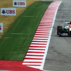 Adrian Sutil llega a una curva en el COTA