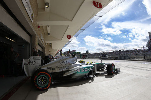 Nico Rosberg sale de boxes en el COTA