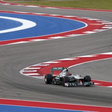 Lewis Hamilton pasa por las 'eses' del COTA