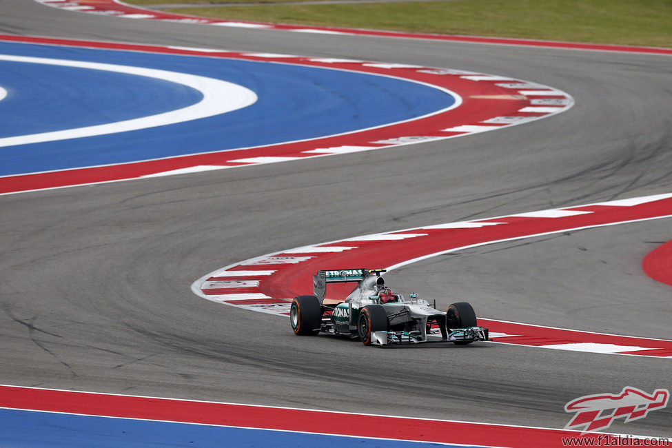 Lewis Hamilton pasa por las 'eses' del COTA