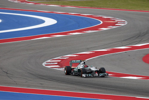 Lewis Hamilton pasa por las 'eses' del COTA