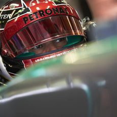 Mirada atenta de Lewis Hamilton