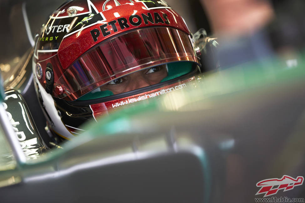 Mirada atenta de Lewis Hamilton