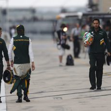 Los pilotos de Caterham regresan por el pit lane