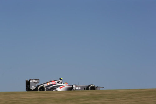 Esteban Gutiérrez rueda con el medio