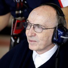 Frank Williams observa atentamente la clasificación