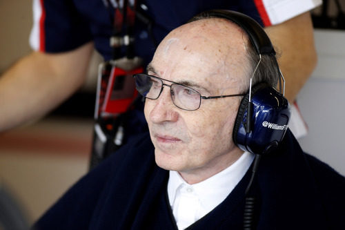 Frank Williams observa atentamente la clasificación