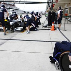 Frank Williams observa un 'pit-stop' de su equipo