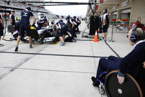 Frank Williams observa un 'pit-stop' de su equipo