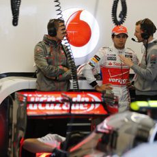 Sergio Pérez, junto al equipo en el box de McLaren