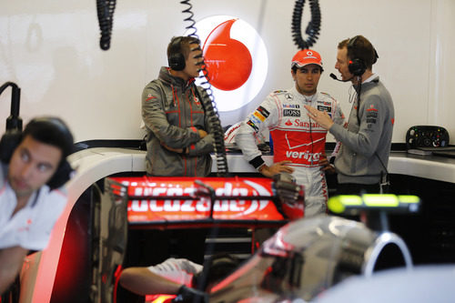 Sergio Pérez, junto al equipo en el box de McLaren