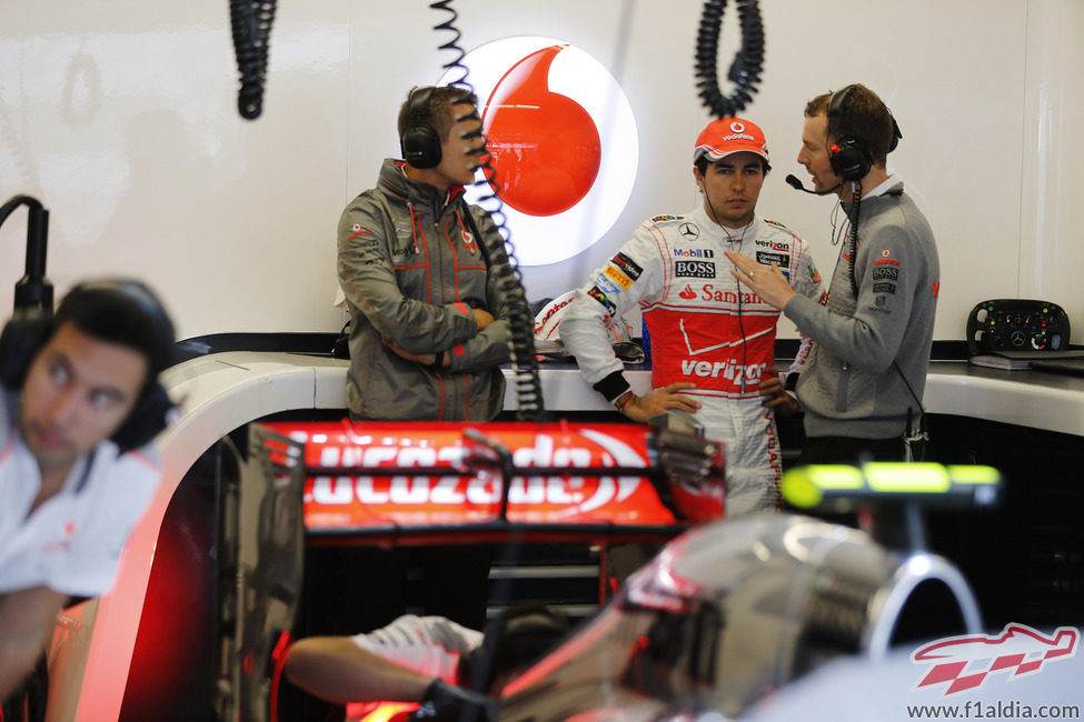 Sergio Pérez, junto al equipo en el box de McLaren