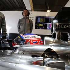 Jenson Button espera sentado en el MP4-28