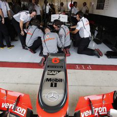 El equipo McLaren trabaja en el coche