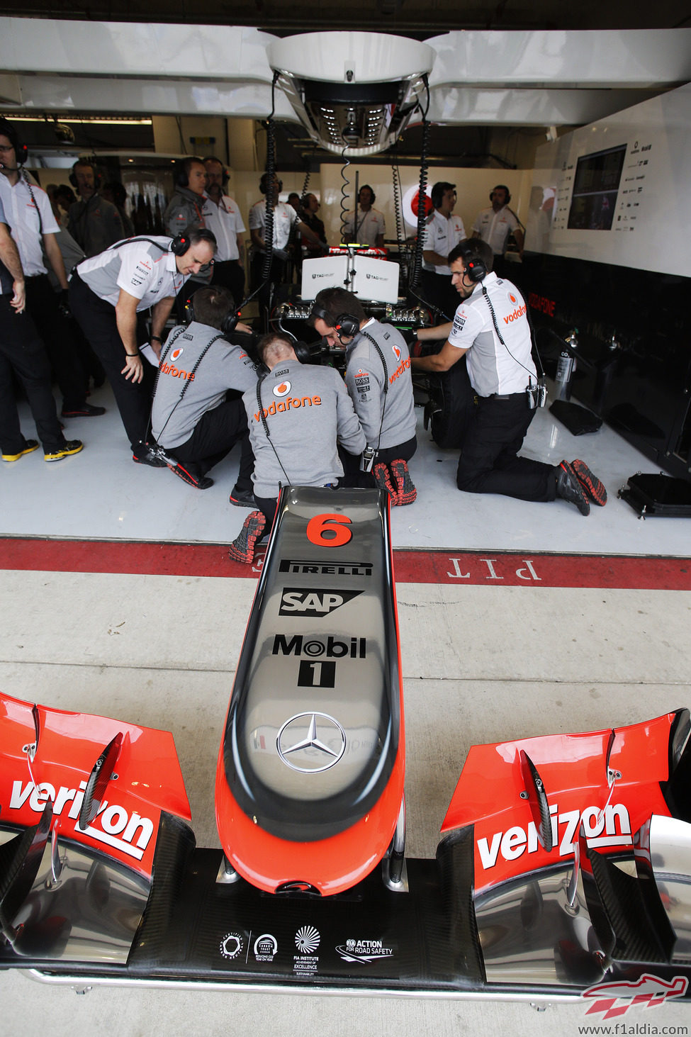 El equipo McLaren trabaja en el coche