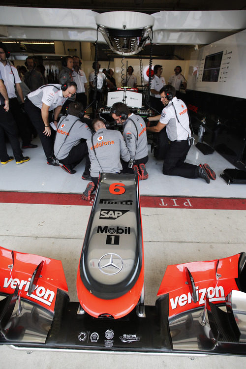 El equipo McLaren trabaja en el coche