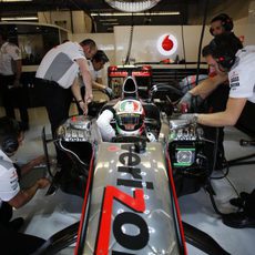 Sergio Pérez espera en el coche para salir a pista