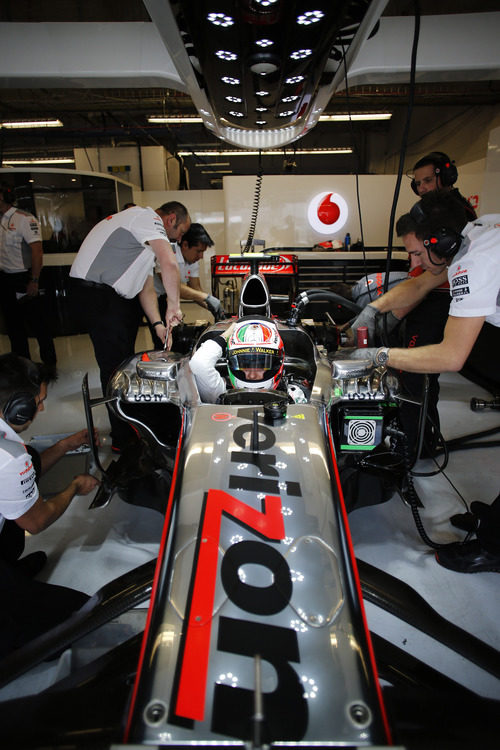 Sergio Pérez espera en el coche para salir a pista