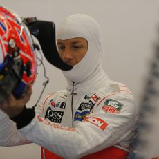 Jenson Button se coloca el casco