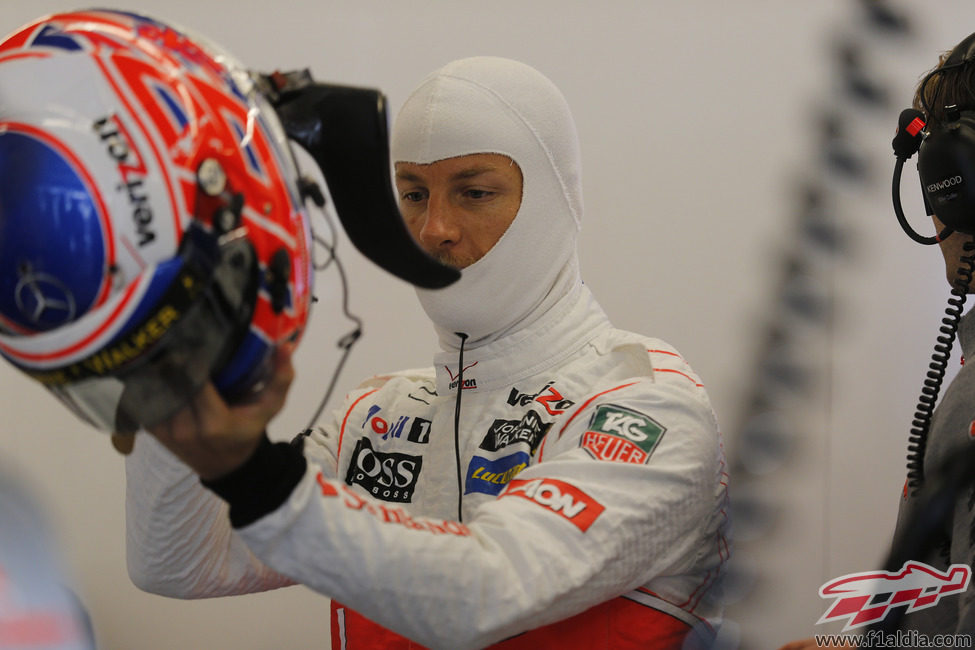 Jenson Button se coloca el casco