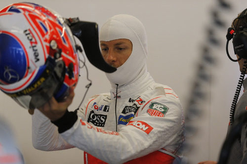 Jenson Button se coloca el casco